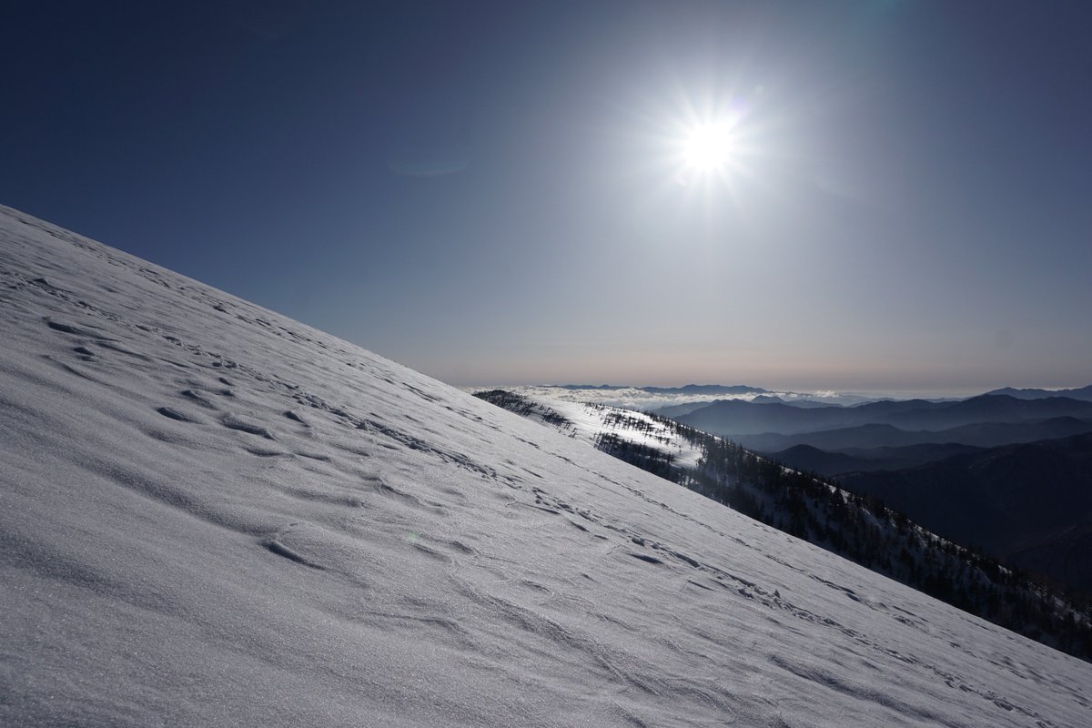 尾瀬マウンテンガイド 今朝の会津駒山頂からの眺め 控えめに言って最高です 1枚目 ビッグに育った中門岳の雪庇 2枚目 大戸沢 三岩岳への稜線 3枚目 朝焼けの那須連山方向 会津駒ヶ岳 駒の小屋 絶景