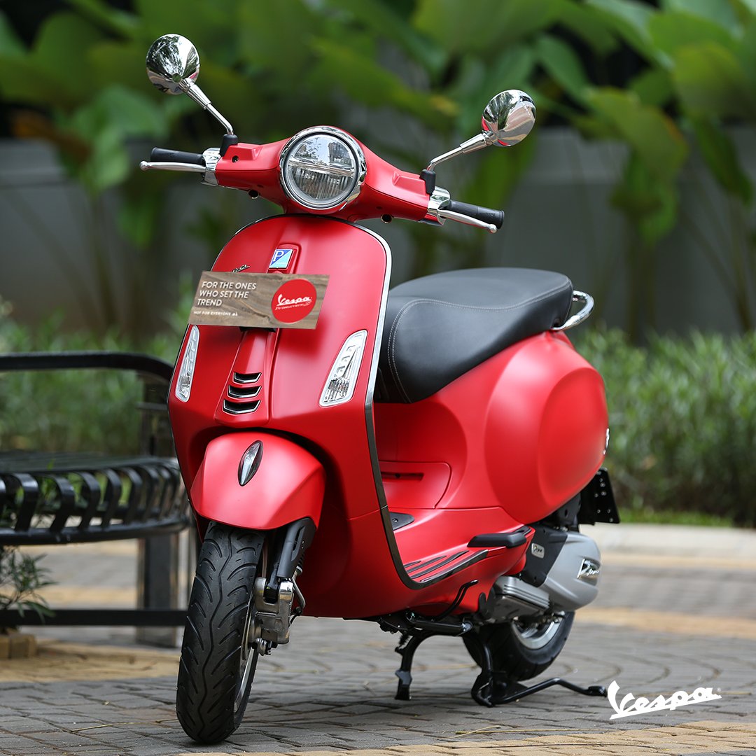 The new Primavera S - when style comes first and for the ones who set the trend. Kamu siap menjadi trendsetter?  Klik vespa.co.id/testride sekarang juga. #2019NaikVespa #2019PilihVespa #Vespa #VespaIndonesia