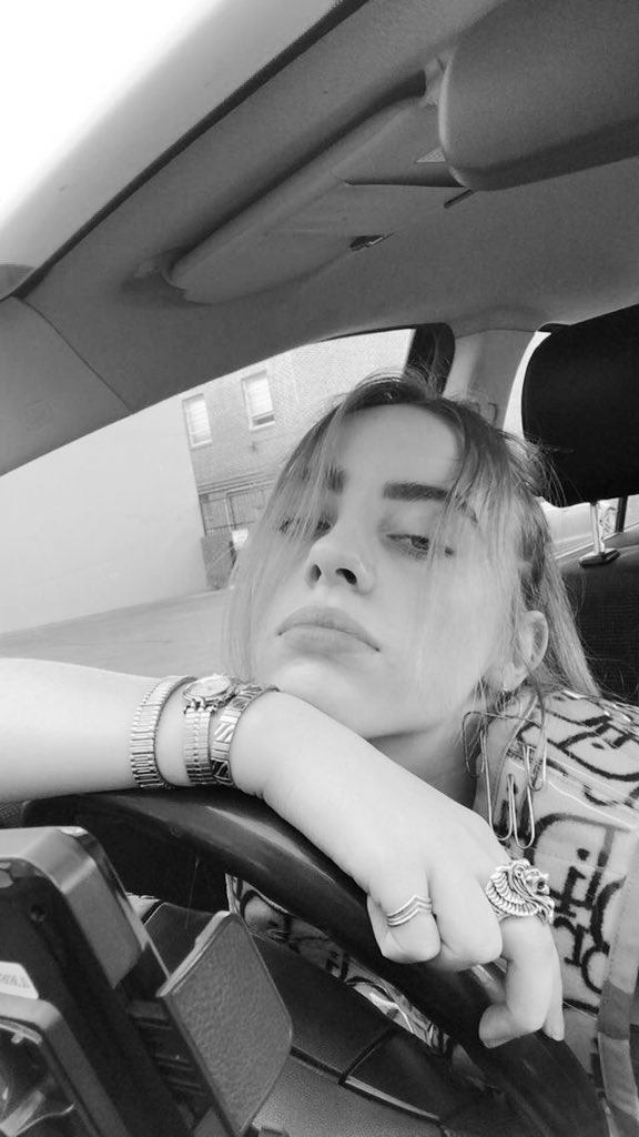 AlejandraRel_HT's tweet image. ¿Quién puede renunciar ahora mismo a una botella de vodka?.