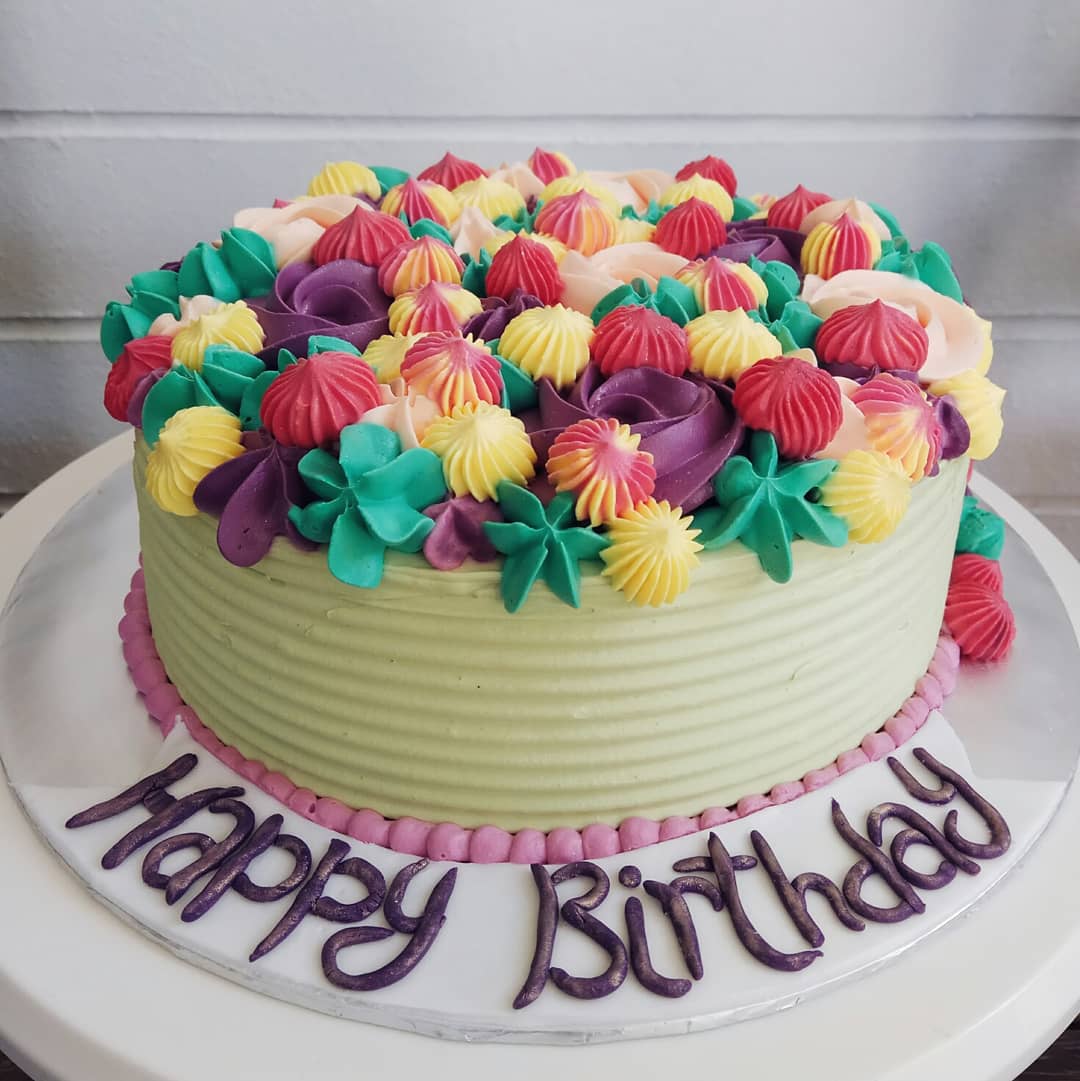 ummizza's tweet photo. Vanilla cake with cream cheese filling🌸 https://t.co/GAD8XfmhkX