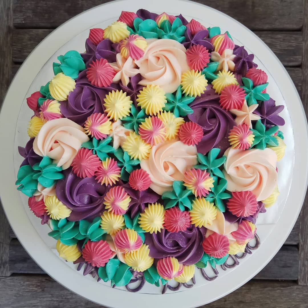 ummizza's tweet photo. Vanilla cake with cream cheese filling🌸 https://t.co/GAD8XfmhkX