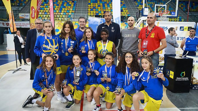 ACBKidsCup's tweet photo. Los ganadores del @ACBKidsCup @ACBCOM @GranCanariaCab 
El @cbislascanarias campeón del ACB Kids Cup U12 mixto
El #FrenchyPhenom campeón del ACB Kids Cup U12 masculino
El #SparGranCanaria, campeón del ACB Kids Cup U14 femenino 
El @StaLuciaBasket campeón #ACBKidsCup U14 masculino https://t.co/NteQrjdjU2