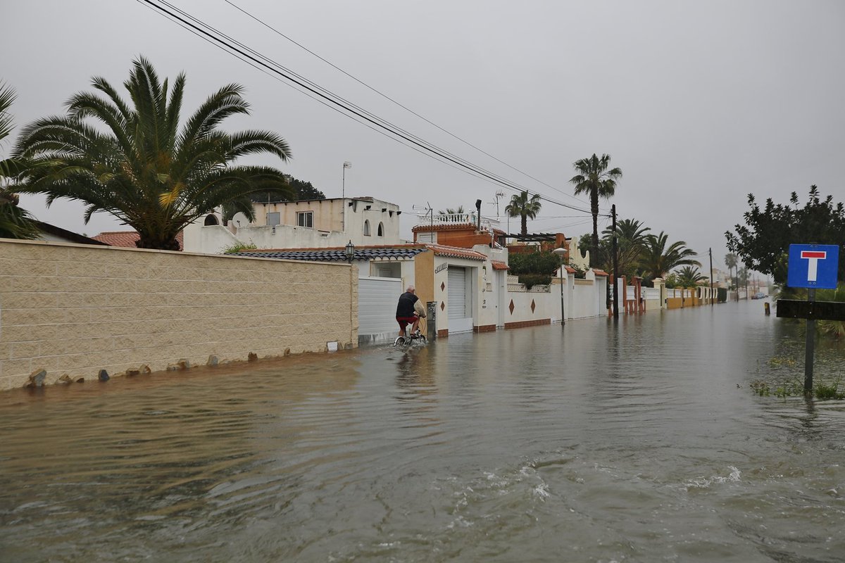 ProyectoMastral's tweet photo. Alcanzamos los 200 litros por metro cuadrado en #Torrevieja, una auténtica barbaridad. Sólo en tres ocasiones se había superado esa cantidad en nuestra historia. Las fotos nos las envía Joaquín Carrión. https://t.co/7mq6UkpzYm