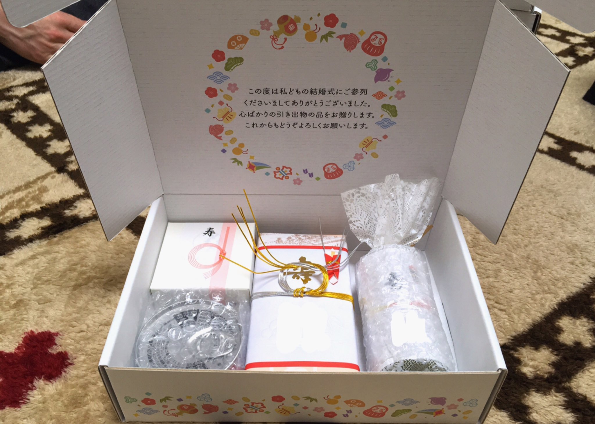 深谷 こないだ身内だけで結婚式したんですが 引き出物は後日宅配にしまして本日無事に発送完了しました ダンボールは柄をデザインしてオーダーメイドで作ってもらいました 前からオリジナルのダンボール興味あったので この機会に作れて満足 思った