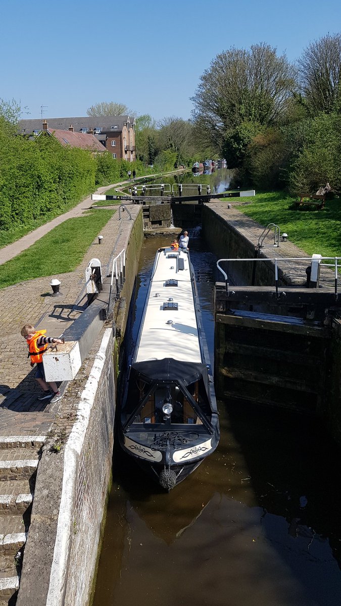 TheSource_CRT's tweet photo. What a glorious day to be out boating! Sadly I was on the bridge not on the boat! #lifesbetterbywater #SpringwellLock #GrandUnionCanal #happyEaster2019 https://t.co/OKZh5K8vA9