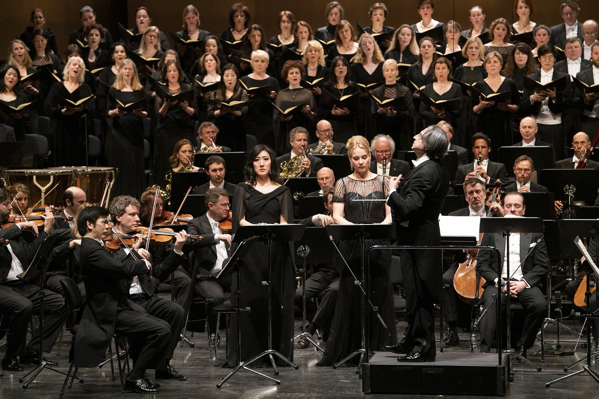 BerlinPhil's tweet photo. Looking forward to tonight’s performance of #Verdi’s ‘Messa da Requiem’ with @MaestroMuti, the Bavarian Radio Chorus and a stellar cast of soloists!
Live broadcast on SWR2 from 19:05 German time: https://t.co/R3JWW1p98l #berlinphil #fshbb #bpheaster
📷 Monika Rittershaus https://t.co/Eq4GFjg8fj