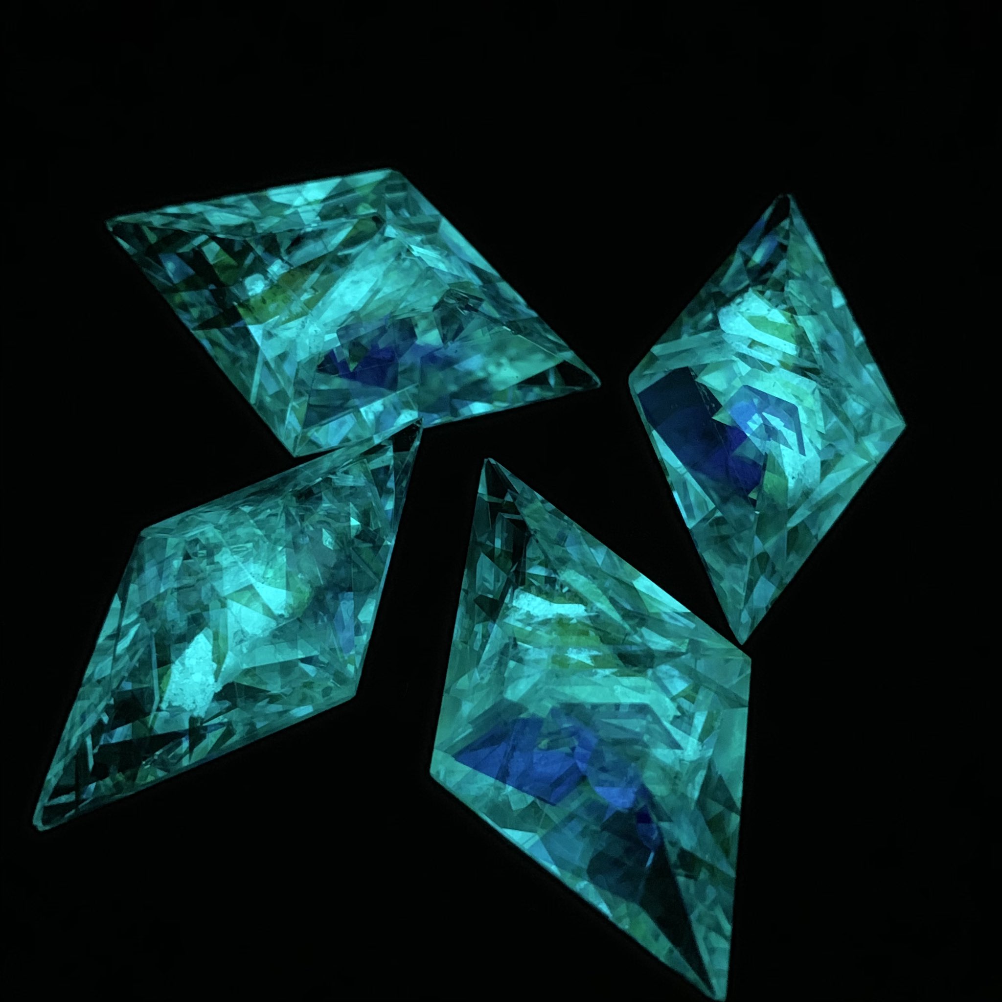 モナジー工房 「虹の結晶」積層ガラス研磨アクセサリー専門制作 on