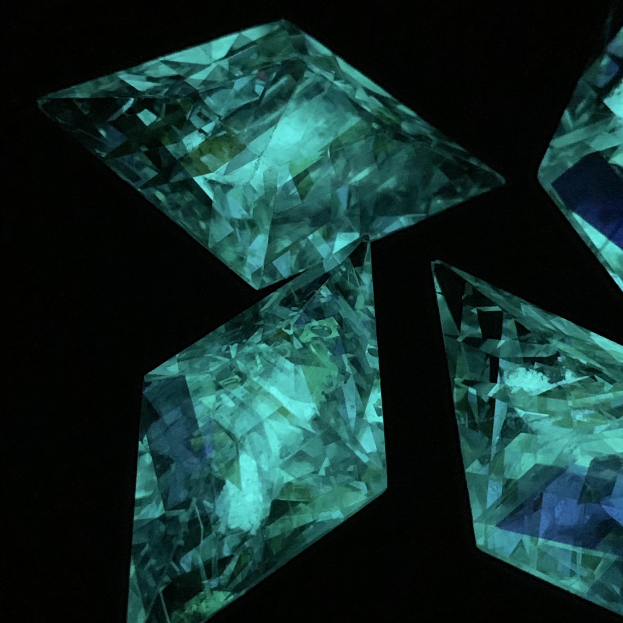 虹の結晶　モナジー工房 虹の結晶 モナジー工房 🌈💎光とガラスのコラボ 虹の結晶 モナジー