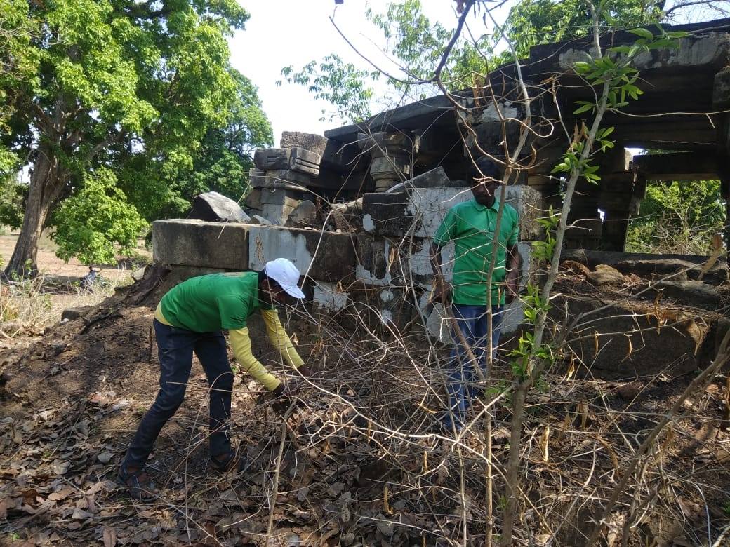 ExploreBastar's tweet photo. #UBPeople On the occasion of International Day for Monuments and Sites, youngsters of Barsoor Tourism Group cleaned the area around Solah Khamba Temple at Barsoor. Barsoor is the ancient archaeological heritage city of Bastar(1/2)
#18April #IcomosIDMS2019 @alphonstourism https://t.co/Nerd0baz7z