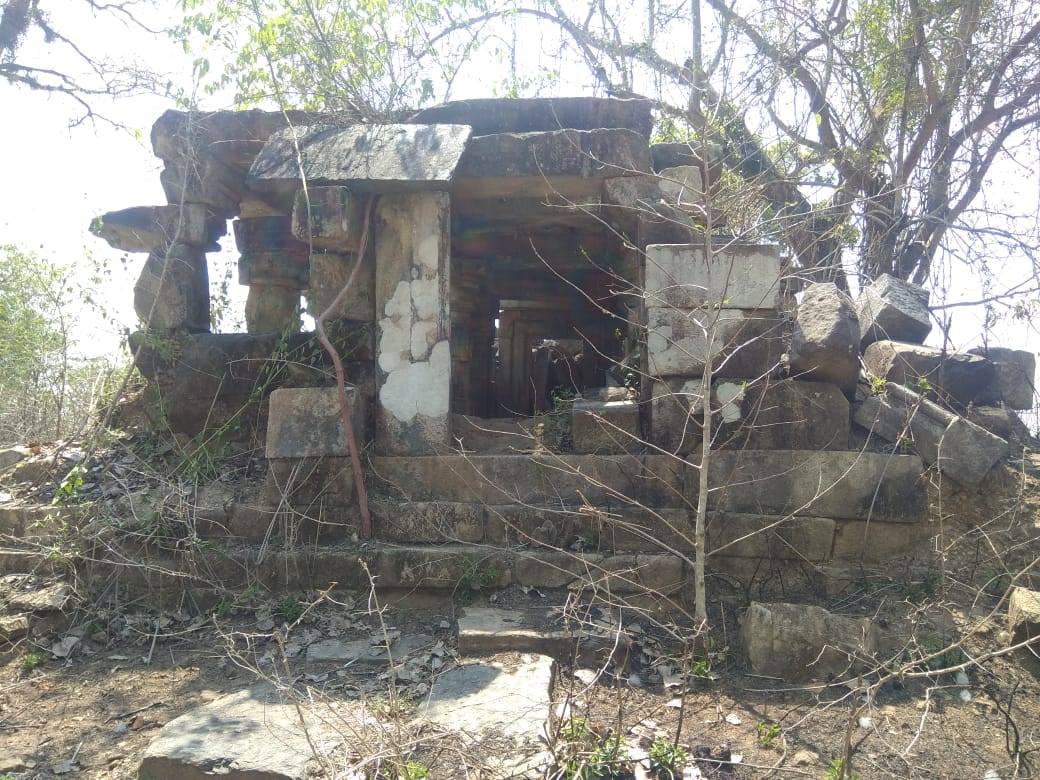 ExploreBastar's tweet photo. #UBPeople On the occasion of International Day for Monuments and Sites, youngsters of Barsoor Tourism Group cleaned the area around Solah Khamba Temple at Barsoor. Barsoor is the ancient archaeological heritage city of Bastar(1/2)
#18April #IcomosIDMS2019 @alphonstourism https://t.co/Nerd0baz7z