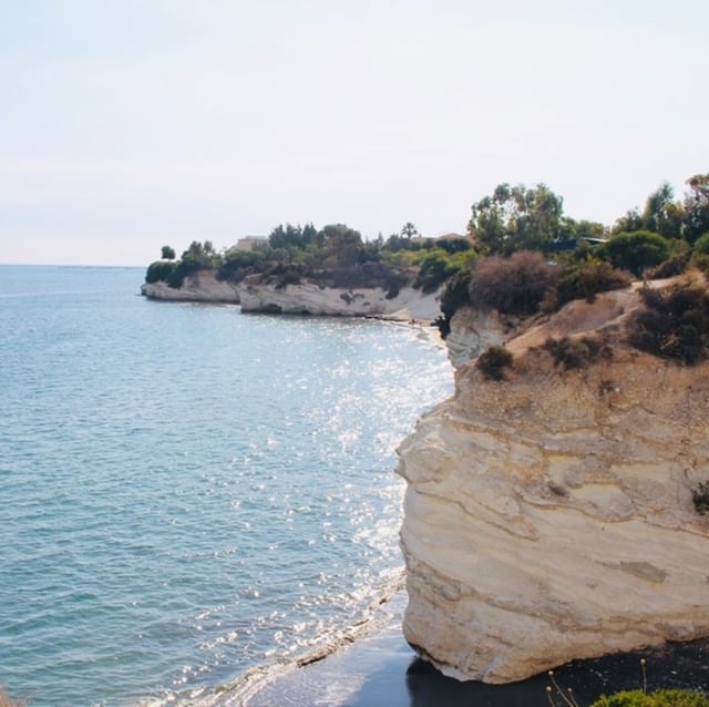 rfalonso's tweet photo. The shining white rocks on Governor’s beach create large platforms on the water, a beautiful landscape with a fantastic contrast between rocks and water #governorsbeach #Cyprus #landscape #photography #photooftheday https://t.co/DWR6ER8Tk2 https://t.co/IC3feCHUfT
