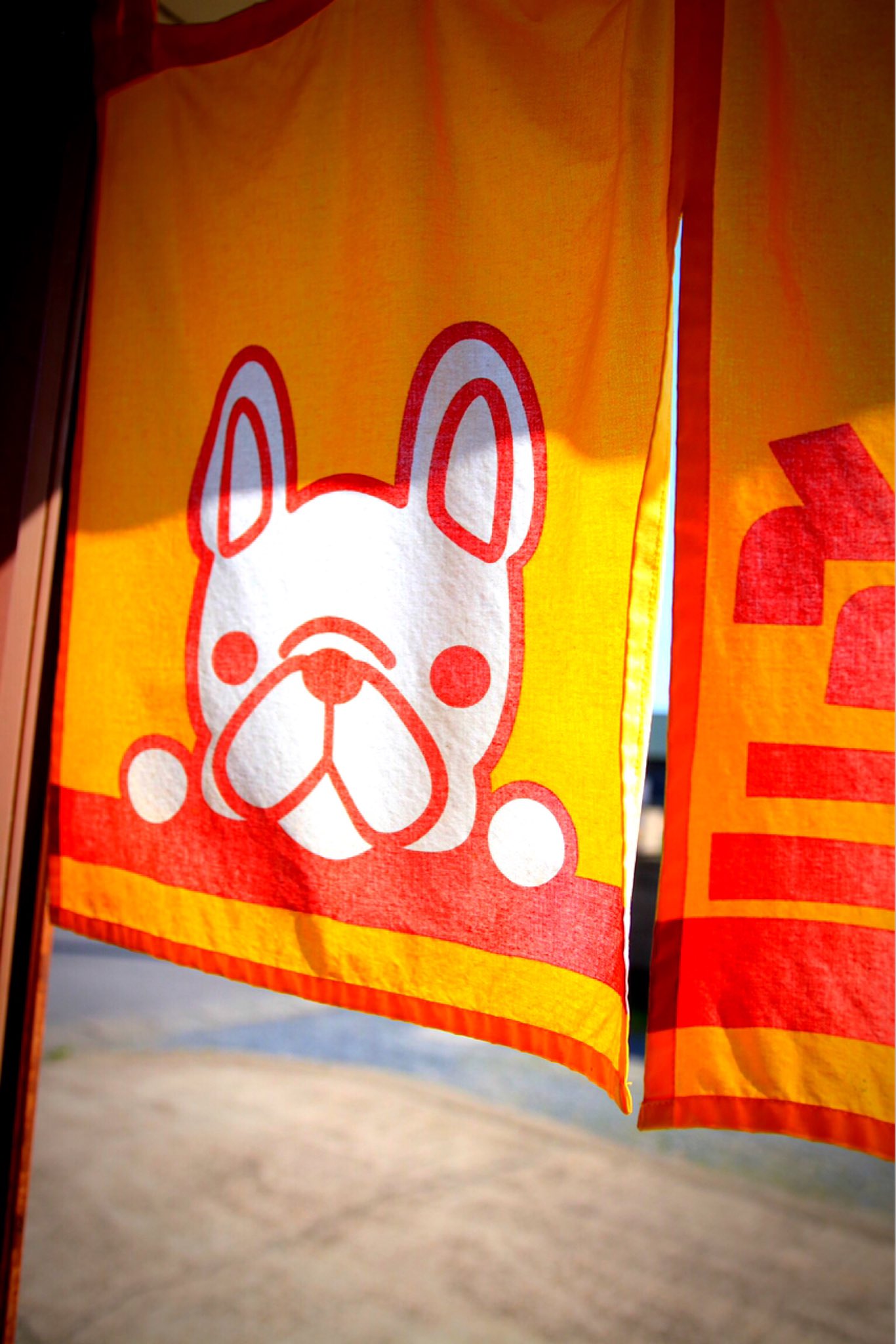 Snowman スノ ひだまり食堂さんのキャラクターのフレンチブルドックの あッ名前忘れちゃった かわいいよねッ 看板犬として頑張ってます 柔らかなひだまりのようなお店 ほっこりあたたかく みんなが集まる どこか懐かしい素敵な食堂なのです O O