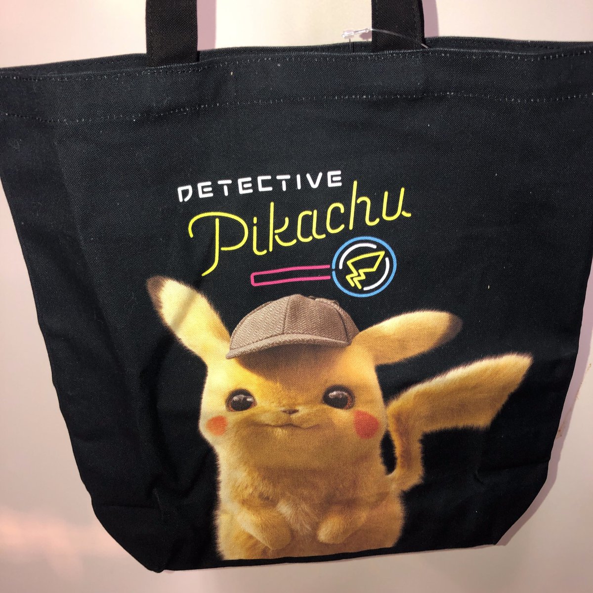 ヴィレッジヴァンガードイオン市川妙典 Twitter પર 名探偵ピカチュウ ハリウッド映画化の 名探偵ピカチュウ グッズ入荷 ネオンサインのロゴに 大きい実写版ピカチュウのデザイントート ぜひゲットしてピカ 名探偵 ヴィレッジヴァンガードイオン市川妙典 Twitter પર 名探偵ピカチュウ ハリウッド映画化の 名探偵ピカチュウ グッズ入荷 ネオンサインのロゴに 大きい実写版ピカチュウのデザイントート ぜひゲットしてピカ 名探偵