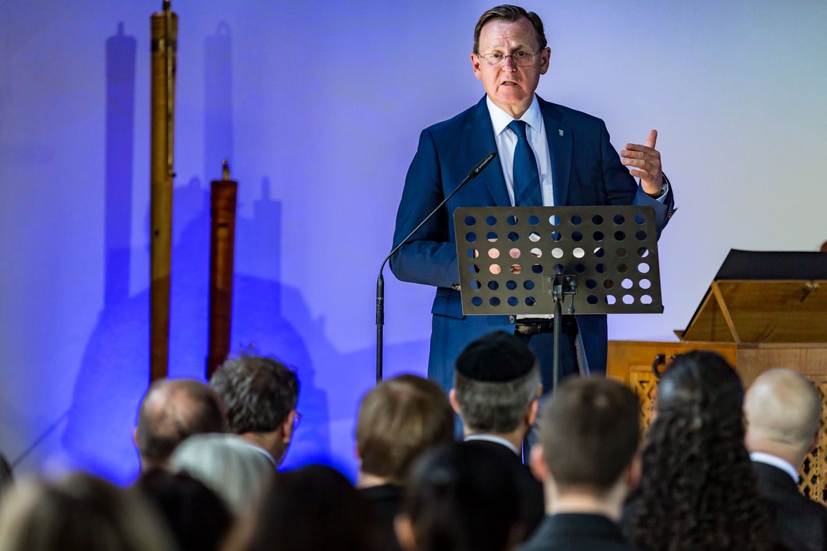 Mit dem Konzert „Asche von Buchenwald“ wurde an die 3500 von 1937-1940 in Buchenwald ermordeten Menschen erinnert, die im Krematorium des Weimarer Friedhofs eingeäschert wurden. Ministerpräsident <a href="/bodoramelow/">Bodo Ramelow</a>: „Es kann keinen Schlussstrich geben!“ Video: youtu.be/ej10L69ELNI