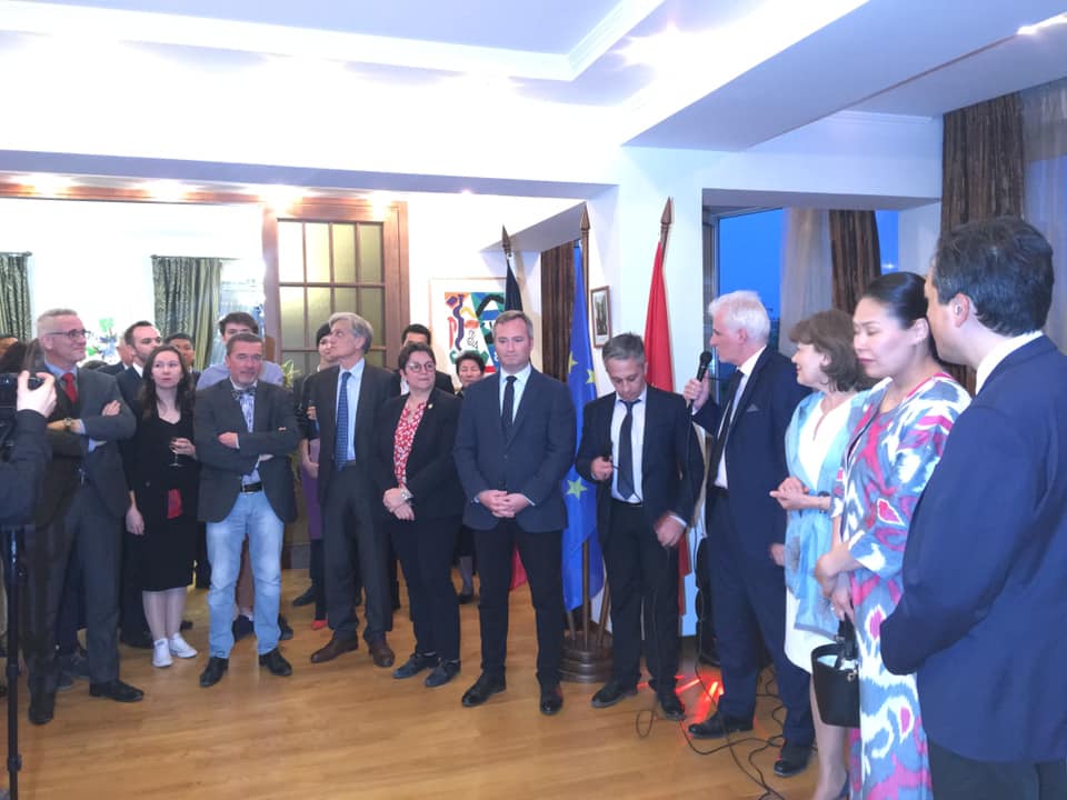 A la Résidence, le Secrétaire d'Etat <a href="/JBLemoyne/">Jean-Baptiste Lemoyne</a> a rencontré la communauté française et les nombreux amis de la France au Kirghizstan. Belle et conviviale soirée de clôture pour une visite qui fera date ! #Kyrgyzstan
#France