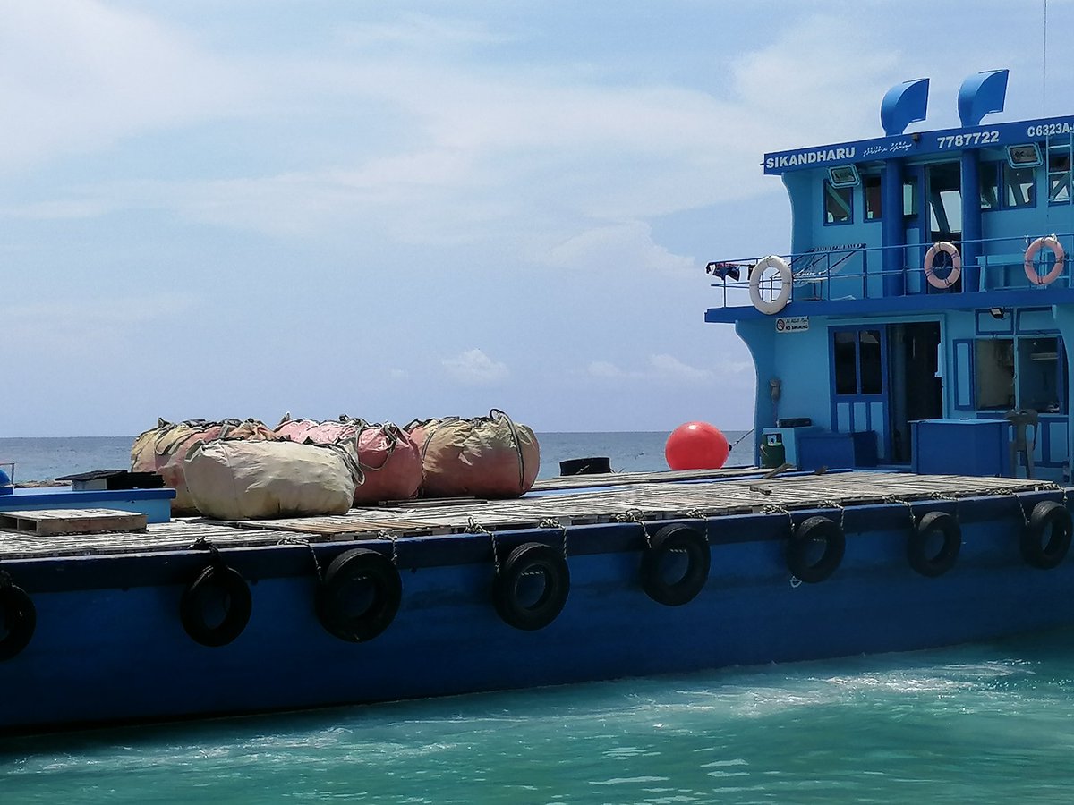 FEDAC04's tweet photo. 9 march 2019 vana dhuvahu kuriah gendhevunu godudhah saafu kurumuge harakaathugai ehkurevunu plastic fulhithakuge therein 4jumbo bags miyadhu mivanee parley maldives ah fonuvifa. Shukuriyaa.
@Parleymaldives
@Dhiraagu
#RethinkReduceReuse https://t.co/ZLbYONsTt1
