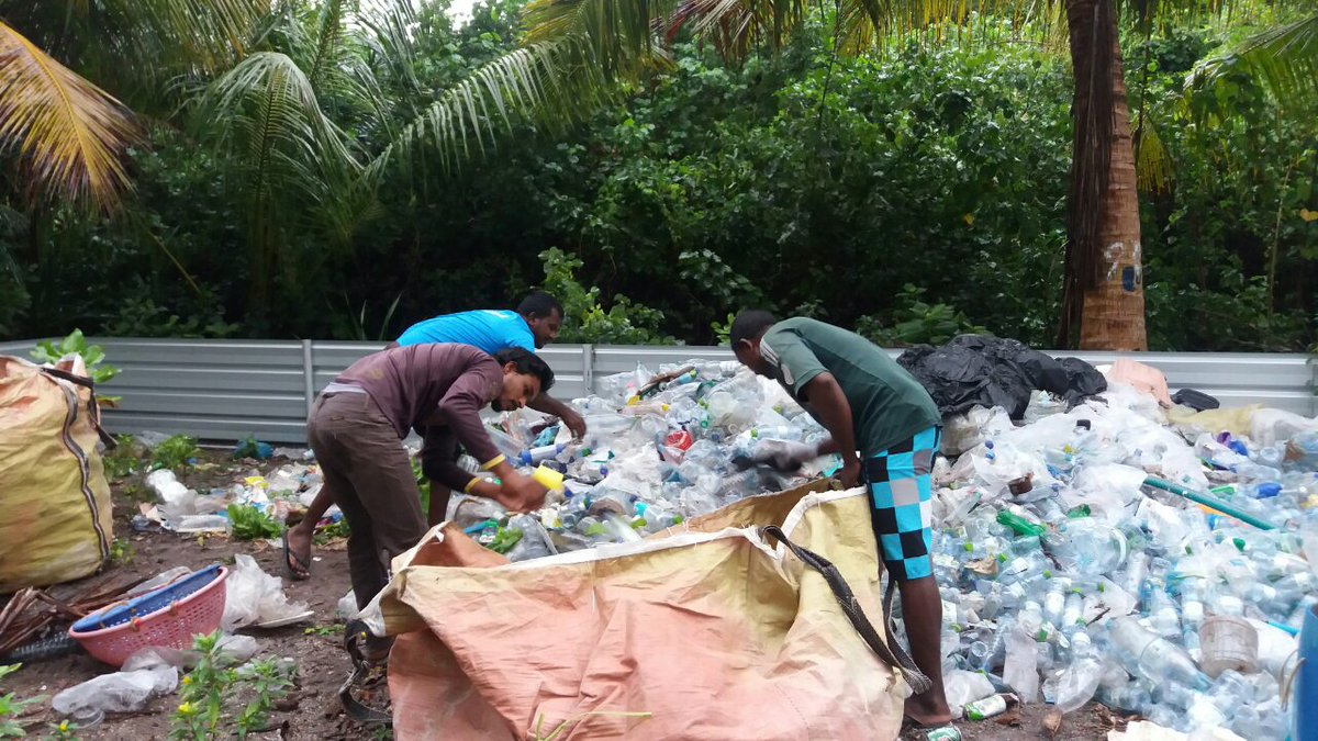 FEDAC04's tweet photo. 9 march 2019 vana dhuvahu kuriah gendhevunu godudhah saafu kurumuge harakaathugai ehkurevunu plastic fulhithakuge therein 4jumbo bags miyadhu mivanee parley maldives ah fonuvifa. Shukuriyaa.
@Parleymaldives
@Dhiraagu
#RethinkReduceReuse https://t.co/ZLbYONsTt1