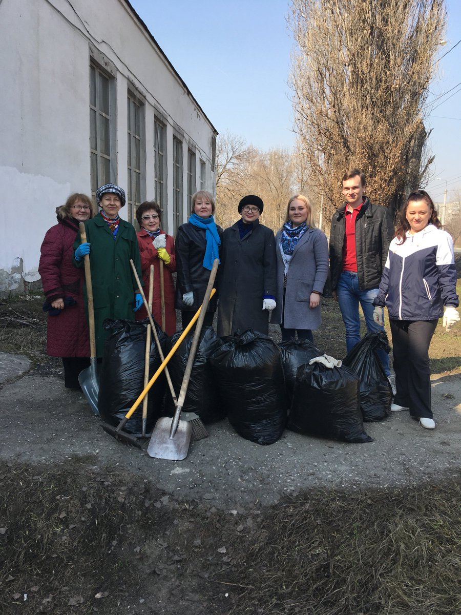 20.04.2019 г. Преподаватели школы приняли участие в общегородском субботнике по уборке территории.