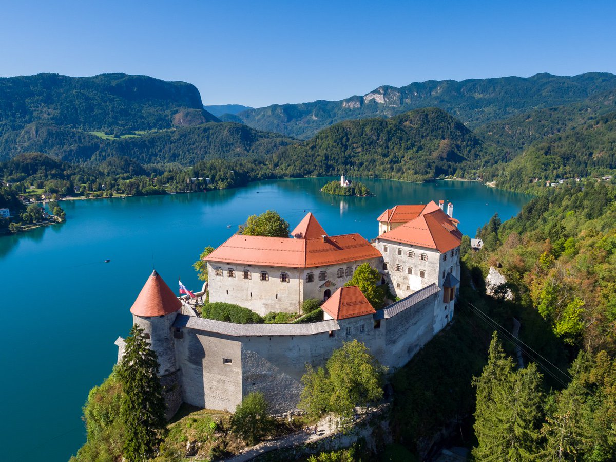 bledcastle's tweet photo. Happy Easter Holidays to everyone! 🐣🐰🏰
See you at @bledcastle. Our doors are open every day from 8 a.m. to 8 p. m. 🏰 -----> https://t.co/DMSKSi0XkR
#bledcastle #events #gallery #printingworks #chapel https://t.co/RwZqQnh1ap