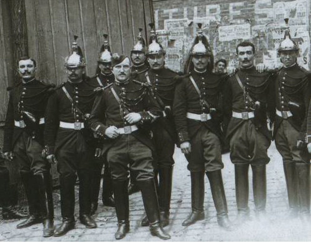 MoiChefdEtat's tweet photo. Ça ne manquait ni de style, ni de moustache à l'époque, la Classe.

#Histoire #GardeRépublicaine #Cavalerie #Paris #France 🇫🇷 https://t.co/StvUkXDe0h