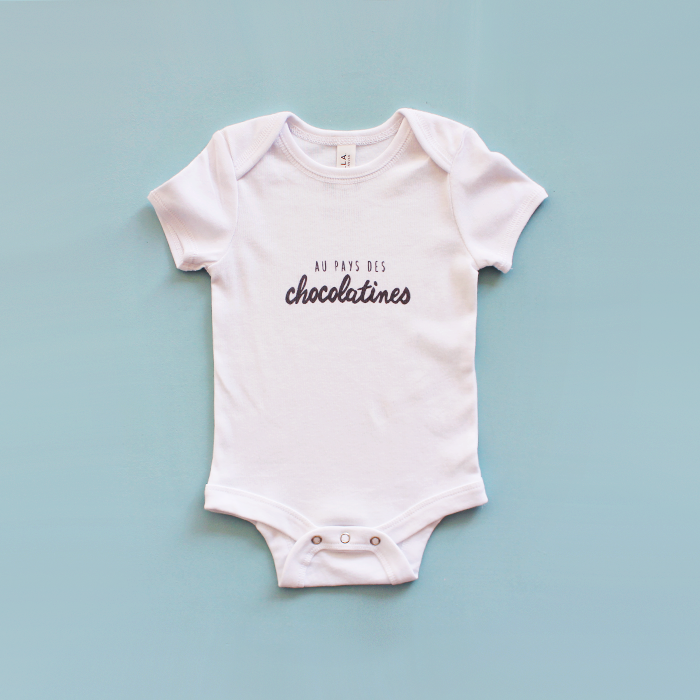Il y a du réassort sur chocolatines.fr  !
Sweat Bordeaux, t-shirt loose en blanc ou encore body Bébé.