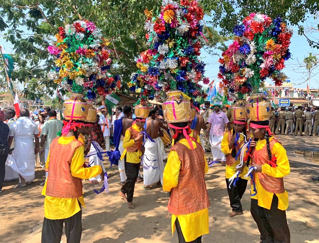 Youth Congress cadres lead the crowd of well wishers at Smt
