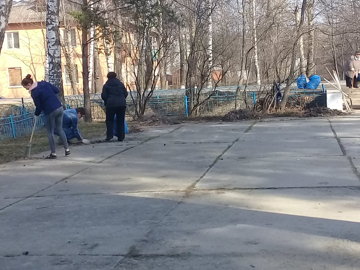 Субботник в Ревякинской школе.

Фотографии Алины Хасановой.