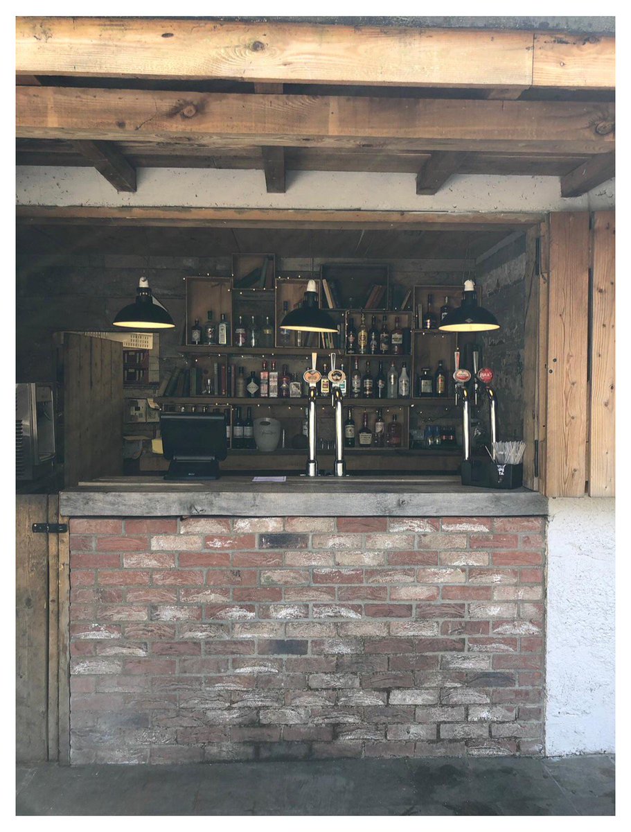 ☀️🌸 Our garden bar, BBQ &amp; wood-fired pizza oven are now open for the Easter Weekend! Make the most of the sunshine in our enormous garden (tables outside are not available to book and are on a first come first serve basis) 🌸☀️