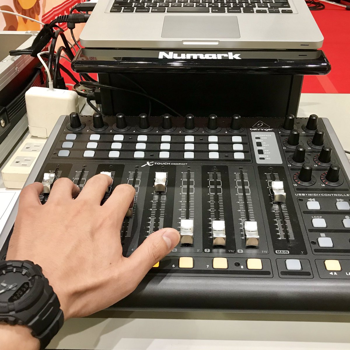 toshiharutamaki's tweet photo. 今日のお仕事終了♪
晩酌するぞ〜！

#behringer #XAIR #XR16 #xtouchcompact #macbookpro #ipad #shure #bose https://t.co/hJb26zPZZv