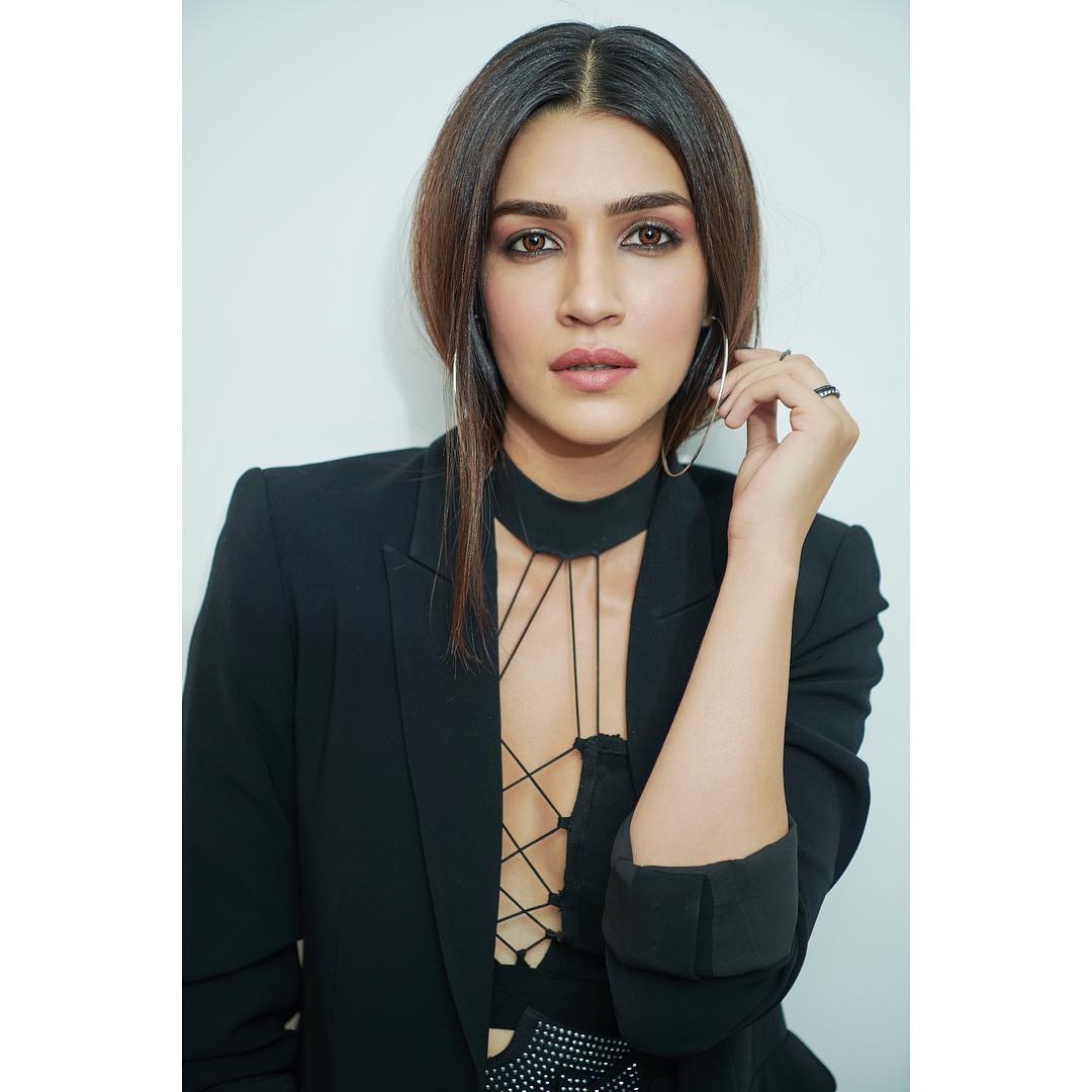 RealFirstBuzz's tweet photo. Too gorgeous to handle!! 😍#KritiSanon
.
.
..
#bollywoodactress #page3reporter #bollywood #starkid #styleicon #bollywoodupdates #bollywoodupdates #heroine #actress #fashion https://t.co/b4nB0zDNK6 - Team FirstBuzz #RealFirstBuzz #FirstBuzz #Actress #Hot #Beautiful #Slaying …