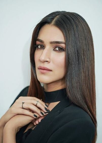 RealFirstBuzz's tweet photo. Too gorgeous to handle!! 😍#KritiSanon
.
.
..
#bollywoodactress #page3reporter #bollywood #starkid #styleicon #bollywoodupdates #bollywoodupdates #heroine #actress #fashion https://t.co/b4nB0zDNK6 - Team FirstBuzz #RealFirstBuzz #FirstBuzz #Actress #Hot #Beautiful #Slaying …