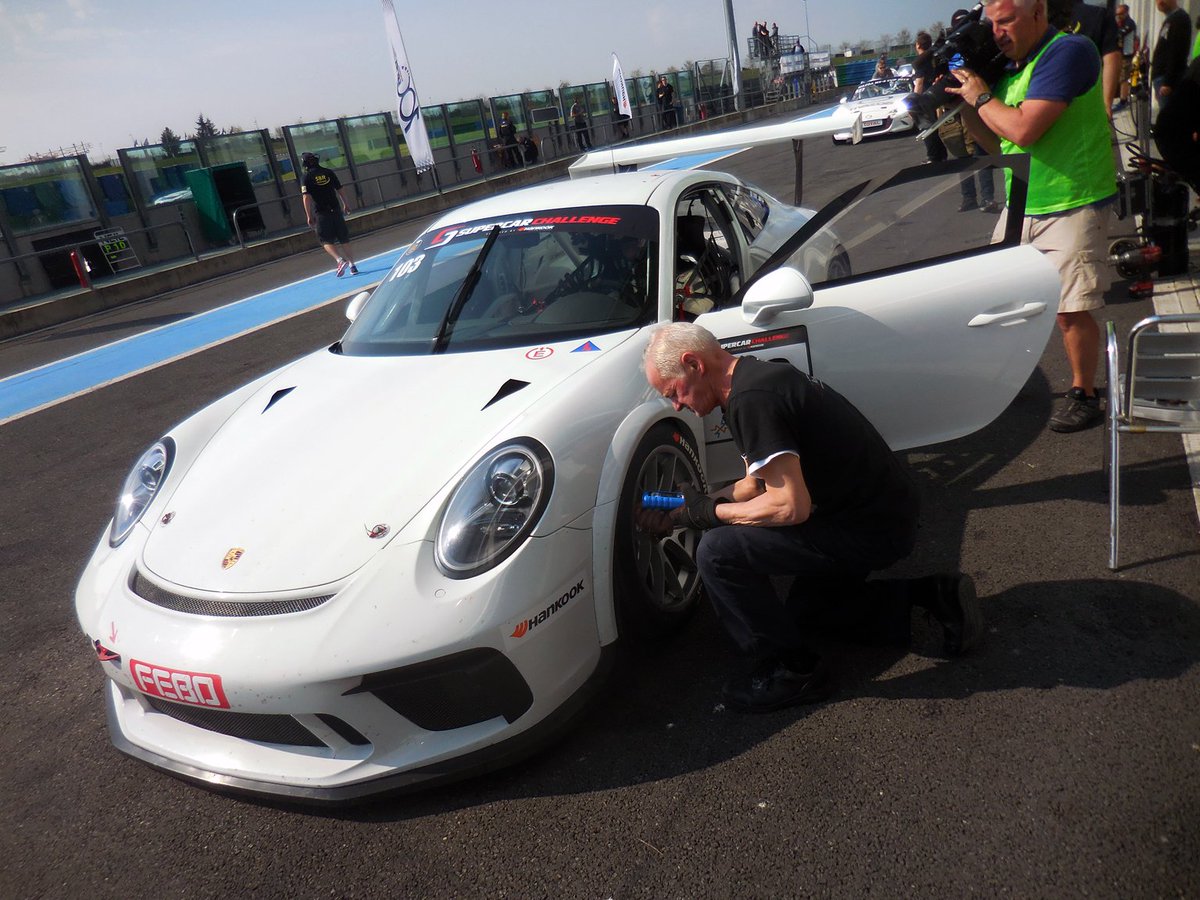 Supercar Challenge R1 Magny Cours: Drie Porsches 991 GT3 Cup op kop na pitstops. Belg John de Wilde heeft flinke voorsprong van 20 sec. op zijn landgenoot Jos Jansen die knokt met Bob Herber. 4. Max Weering met de imposante Lamborghini Super Tropheo.