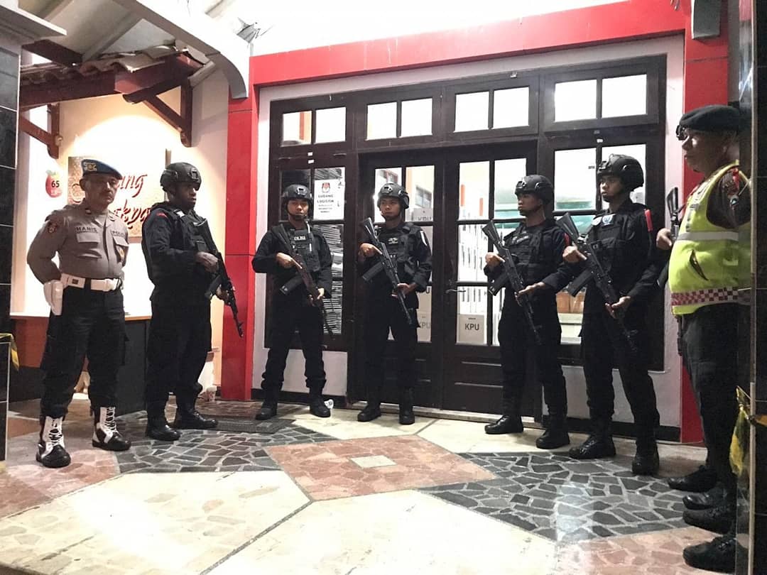 StefaniOksta's tweet photo. Kapolres Batu AKBP Budi Hermanto, S.I.K, MSi perintahkan kepada seluruh anggota Polres Batu untuk mengawal dan memperketat pengamanan kotak dengan senjata lengkap
#Kwb_Police
#BatuInside
#BatuPolice
#Humas_Kwb_Police
#netizenbatu https://t.co/pM0wJIyTcL