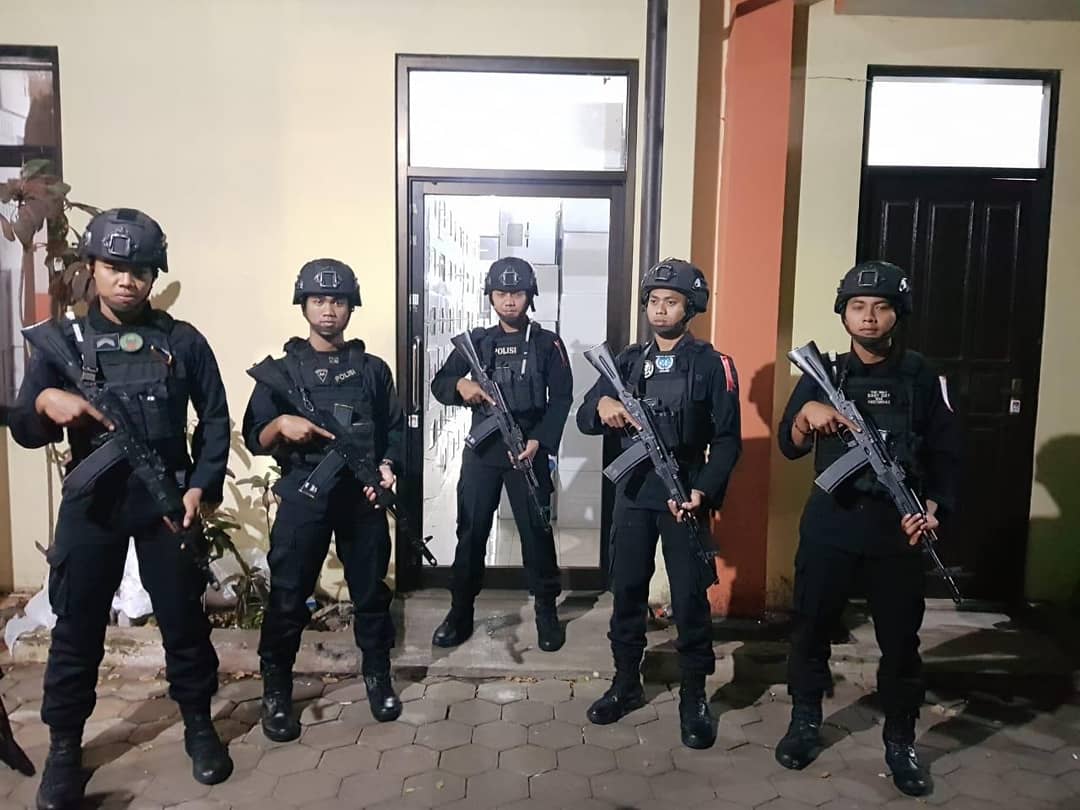 StefaniOksta's tweet photo. Kapolres Batu AKBP Budi Hermanto, S.I.K, MSi perintahkan kepada seluruh anggota Polres Batu untuk mengawal dan memperketat pengamanan kotak dengan senjata lengkap
#Kwb_Police
#BatuInside
#BatuPolice
#Humas_Kwb_Police
#netizenbatu https://t.co/pM0wJIyTcL