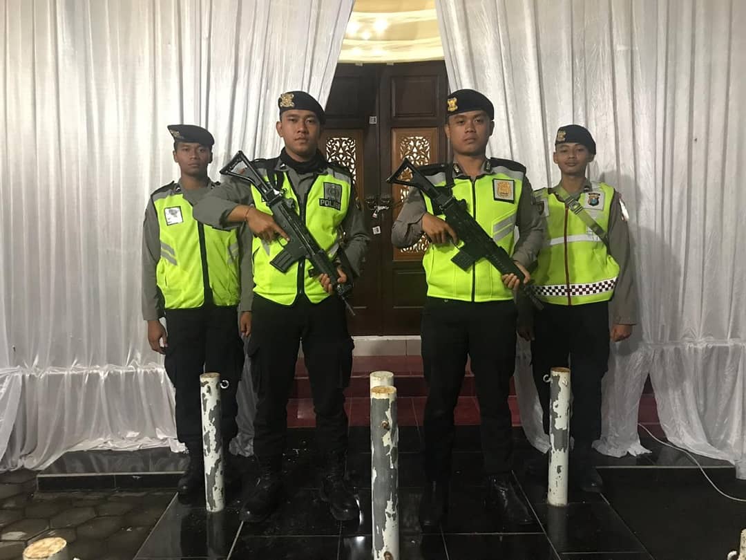 StefaniOksta's tweet photo. Kapolres Batu AKBP Budi Hermanto, S.I.K, MSi perintahkan kepada seluruh anggota Polres Batu untuk mengawal dan memperketat pengamanan kotak dengan senjata lengkap
#Kwb_Police
#BatuInside
#BatuPolice
#Humas_Kwb_Police
#netizenbatu https://t.co/pM0wJIyTcL