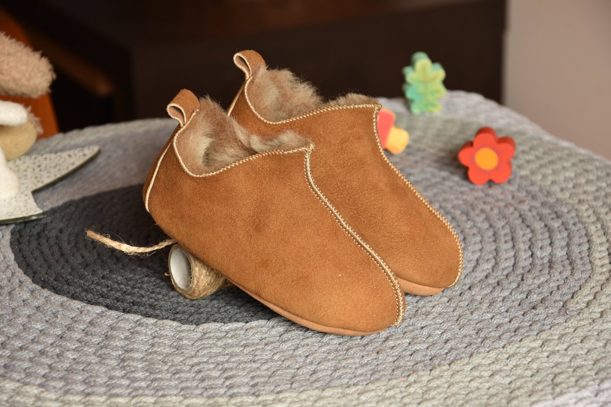 FabulousRugs's tweet photo. Excited to share the latest addition to my #etsy shop: Leather slippers for children, Sheepskin Childrens slippers, Kids Boots, Ugg style, Warm, House slippers, https://t.co/6DDFXoyYc9 #clothing #shoes #children #beige #brown #leatherslippers #warmslippers #furslippers https://t.co/wLpyTAUi3d