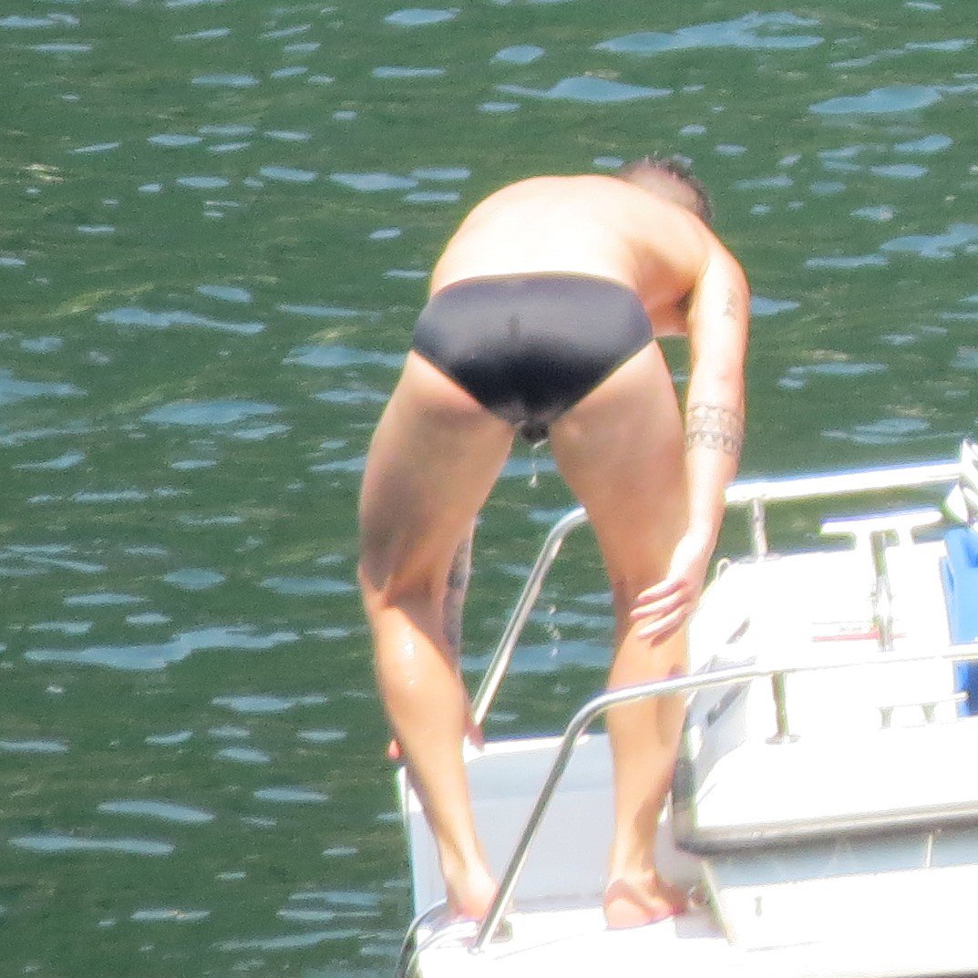 andrewcraig747's tweet photo. LAKE COMO ITALY
#vpl #dickprint #bigballs #bulge #lycra #guysintightshorts #lycrashorts #guysinlycra #manmound #spandex @bulgespy #bulgespy #bulgespotter #bulgealert @escollection @aussieBum @addicted_offic https://t.co/fAcpGs2r8s