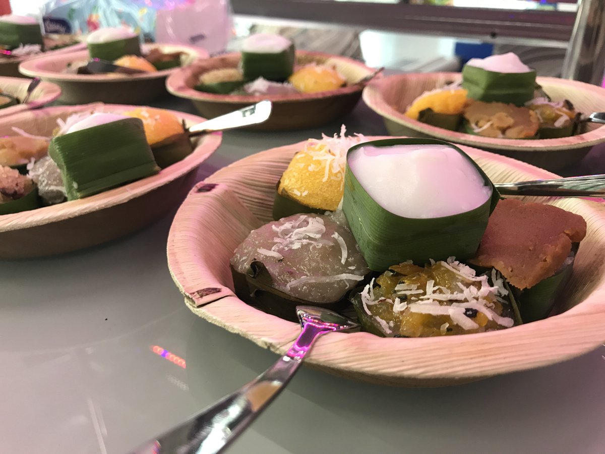 YSEALISeeds's tweet photo. Thai snack as a break with eco containers made from betel tree shell, banana and pandan leaves. Zero waste worshop we aim #SnowballIncubation #RISEimpacr #YSEALIseeds #greencontainer https://t.co/0fZvxXTPMA