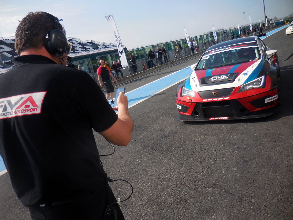 Supercar Challenge R1 Magny Cours: Max Veels en Jacky van der Ende (SEAT Sport Leon) leiden in de Supersport 1. Binnen 1 seconde gevolgd door Stan van Oord en Dennis de Borst (Leon Cupra TCR). De Kimpe-Huisman op P3 op ruime afstand.