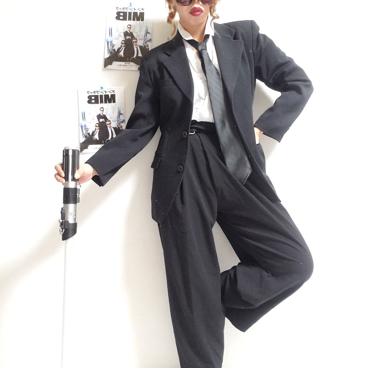 YMammy2222's tweet photo. ライトセーバーで悪いエイリアン倒したらダメですか？
#MIB #MIBエージェントになりたい #STARWARSR #ライトセーバー #映画好きと繋がりたい https://t.co/WZAzmxk0wm
