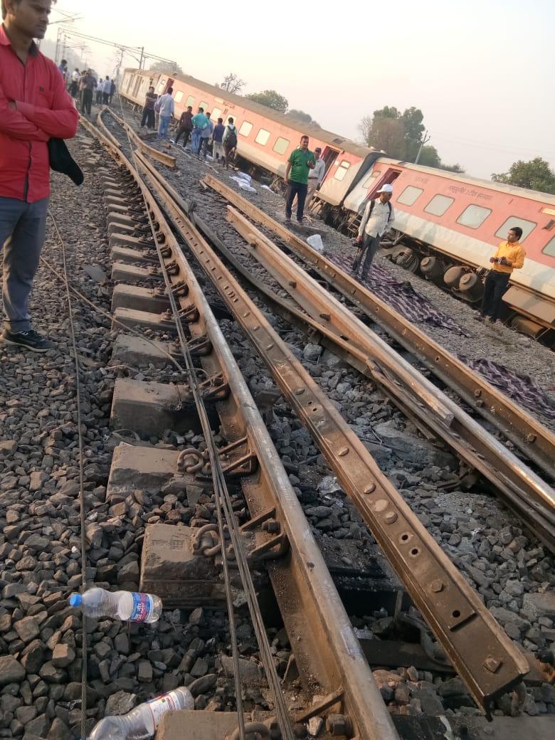 BengalNewz's tweet image. At least 13 people were injured on Saturday after 12 coaches of the #Howrah-#NewDelhi #PoorvaExpress derailed near #Kanpur in UP. 

🆘 Railways issue HELPLINE numbers:
#Mirzapur: 05442220095 #Prayagraj : 05321072 #Fatehpur: 051801072 &amp;amp; 05280222025 #Kanpur: 05121072 &amp;amp; 05122323015
