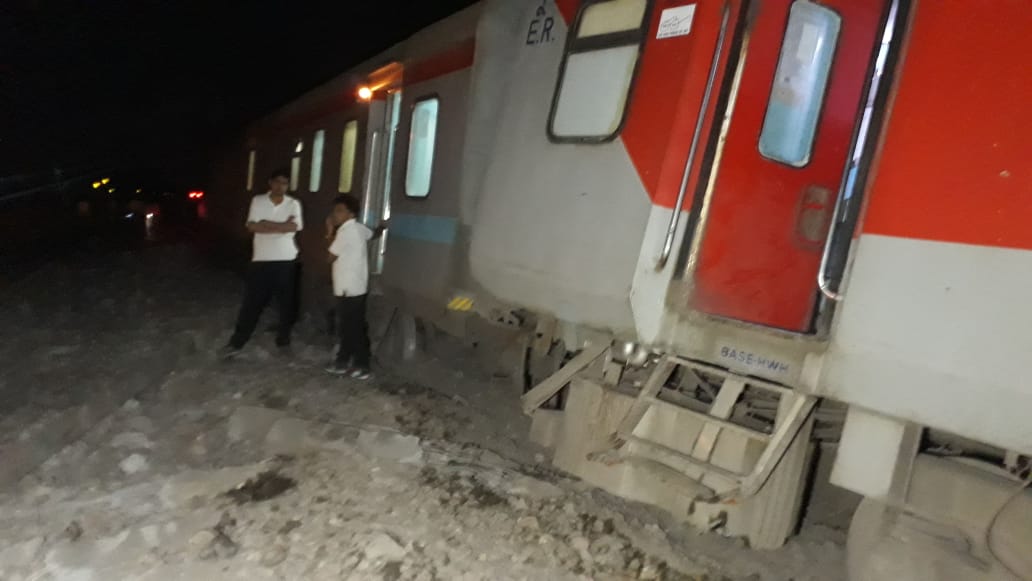 BengalNewz's tweet image. At least 13 people were injured on Saturday after 12 coaches of the #Howrah-#NewDelhi #PoorvaExpress derailed near #Kanpur in UP. 

🆘 Railways issue HELPLINE numbers:
#Mirzapur: 05442220095 #Prayagraj : 05321072 #Fatehpur: 051801072 &amp;amp; 05280222025 #Kanpur: 05121072 &amp;amp; 05122323015