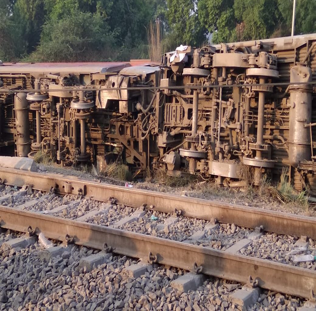 BengalNewz's tweet image. At least 13 people were injured on Saturday after 12 coaches of the #Howrah-#NewDelhi #PoorvaExpress derailed near #Kanpur in UP. 

🆘 Railways issue HELPLINE numbers:
#Mirzapur: 05442220095 #Prayagraj : 05321072 #Fatehpur: 051801072 &amp;amp; 05280222025 #Kanpur: 05121072 &amp;amp; 05122323015
