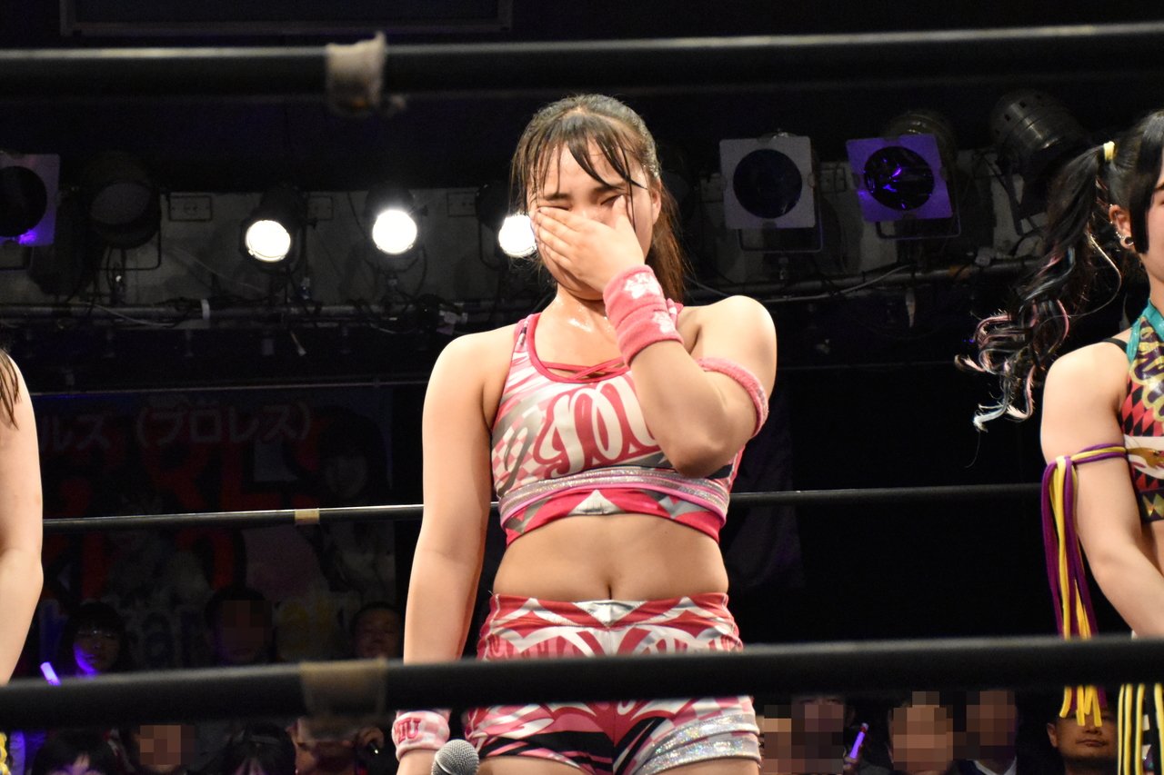 レズプロレス ライブを終えて「以上、私達アップアップガールズ（プロレス）でした！」といつもので締めようとすると既に泣き顔の渡辺未詩。  その一方で指差して「泣いてる～」と茶化す当事者のぴぴぴぴぴなの。果たしてこれは強がりなのかそれとも ...
