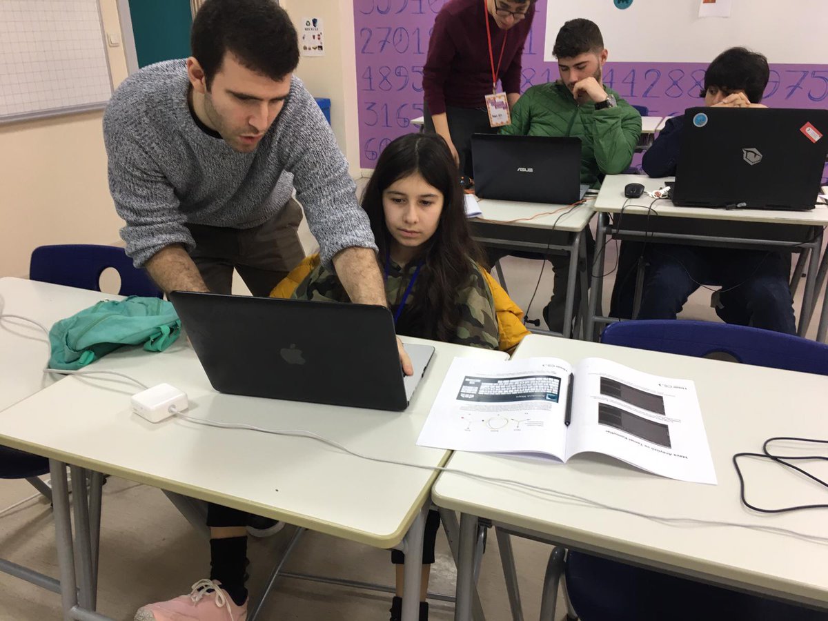 HisarCS's tweet photo. Mezunlarımızın desteği ile daha güçlüyüz! "Maya ile 3D Tasarım" Atölyesi profesyonel bir tasarımcı olan mezunumuz tarafından veriliyor.
#codingsummit #coding #maya #3Ddesign #autodeskmaya #HisarCS #ComeToHisarCS https://t.co/8uyllEwO2k