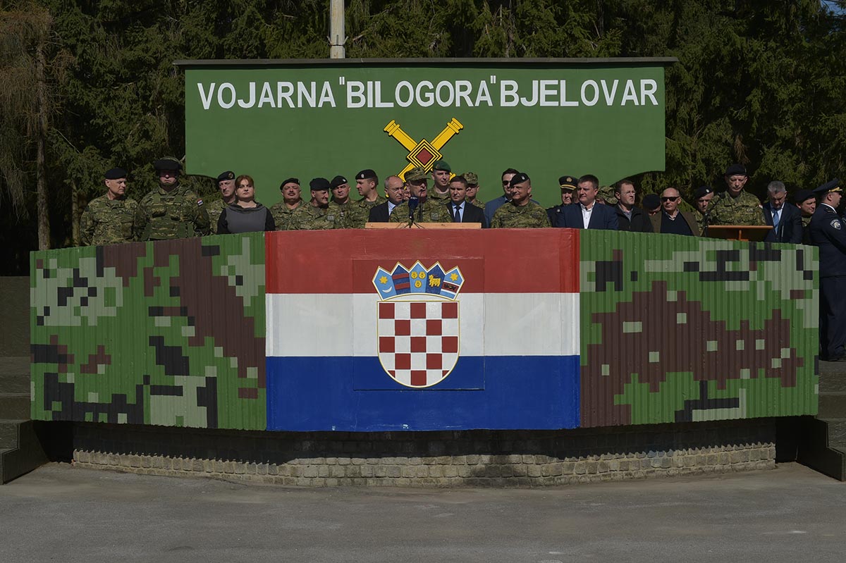 balt_security's tweet photo. On Friday, April 19, 2019, an official farewell ceremony of the 4th Croatian contingent (#HRVCON) was held in Bjelovar, Croatia. 80 🇭🇷 soldiers will soon deploy to Poland 🇵🇱 in support of the @NATO's #eFP battle group. #WeAreNATO
📸 by @MORH_OSRH https://t.co/ghcbMUghFn