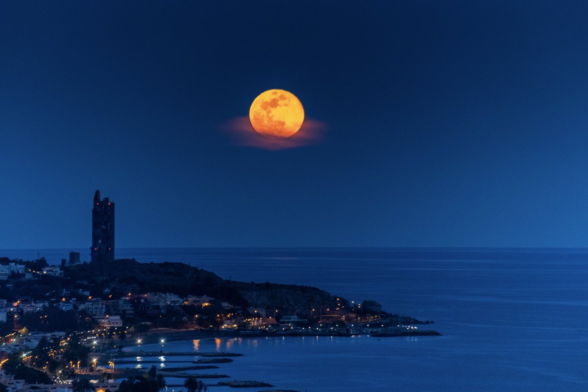 chocotuits's tweet photo. La primera luna llena de abril, la primera tras el equinnocio de primavera, se conoce como luna rosa. Así de espectacular apareció anoche por el este de Málaga. https://t.co/lFeOjhmYFY