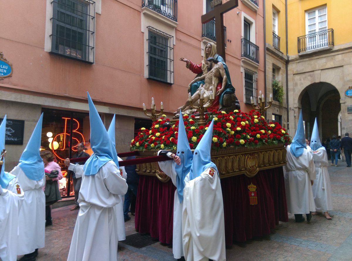 BilbaoOcio's tweet photo. Procesiones desfilando por el #cascoviejo #bilbao #semanasanta https://t.co/J7b5ZJpjTB