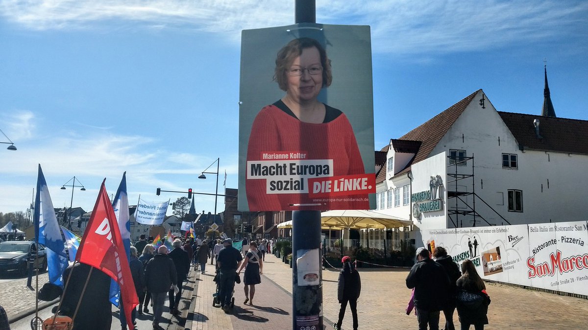 lgbeutin's tweet photo. Unsere Spitzenkandidatin in #schleswigholstein für die #Europawahl2019 , Marianne Kolter, wacht über den #Ostermarsch in #Flensburg ☀️ Bin froh, dass @dieLinke konsequente Friedenspartei ist 🕊️ Und gleich zu #khfn 🤩
#linke #europa #europasolidarisch #Europawahl https://t.co/uyCgROHiCd