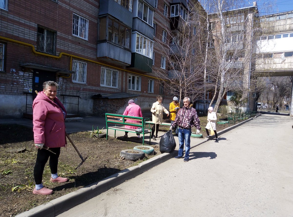 osm17_1's tweet photo. Субботник в солнечную погоду проходит с музыкой и активней. Дом 25 по ул. А. Матросова @osm17_1 @Chernyshkov_VA @samara_in https://t.co/07JNPTkoeu